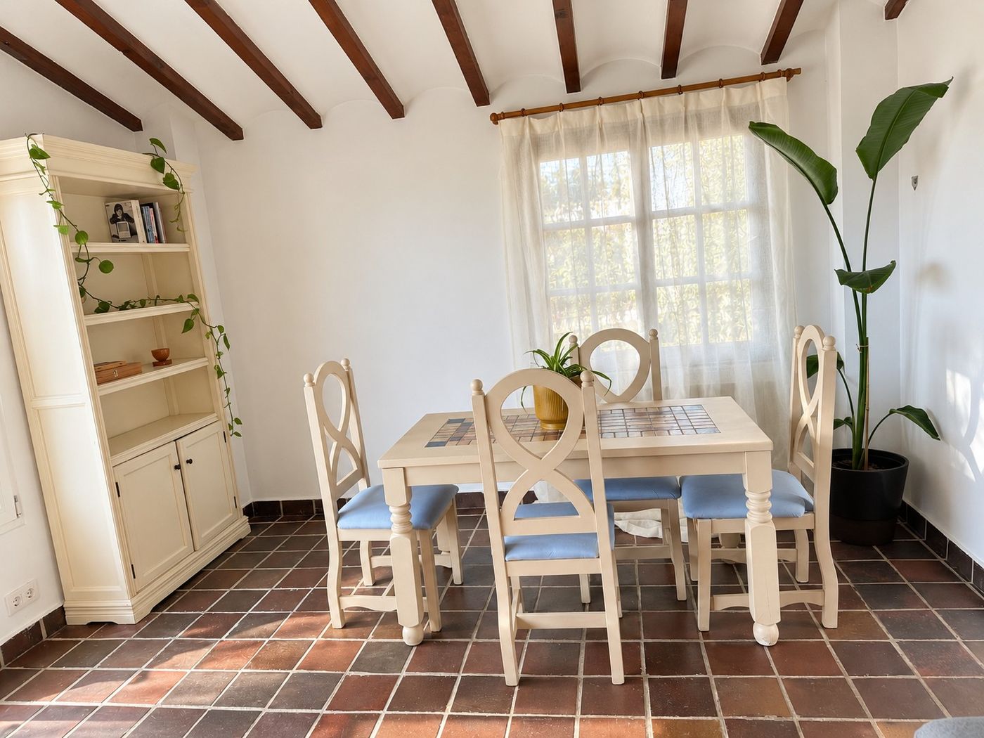 Otra vista del comedor, con la nueva barra de madera para cortinas y las cortinas de lino.
