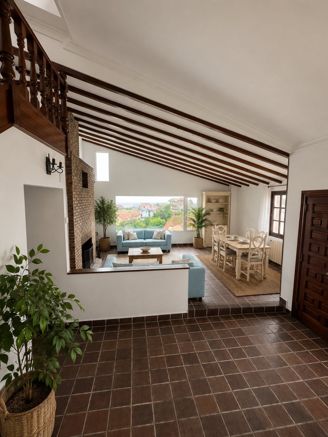 El salón comedor, con techo de vigas de madera y una escalera al piso superior.
